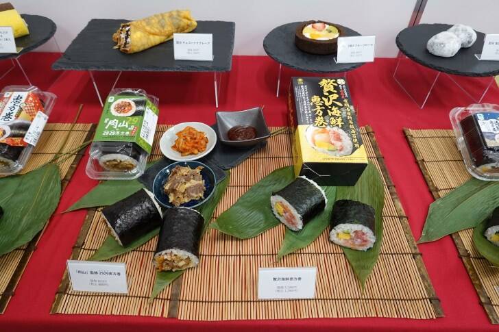 牛肉がっつり！海鮮ぎっしり！ファミマの恵方巻2023、予約困難な焼肉店「肉山」とのコラボ恵方巻と、贅沢食材が詰まった「贅沢海鮮恵方巻」試食会開催