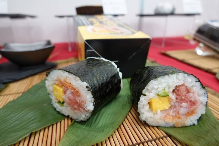 牛肉がっつり！海鮮ぎっしり！ファミマの恵方巻2023、予約困難な焼肉店「肉山」とのコラボ恵方巻と、贅沢食材が詰まった「贅沢海鮮恵方巻」試食会開催