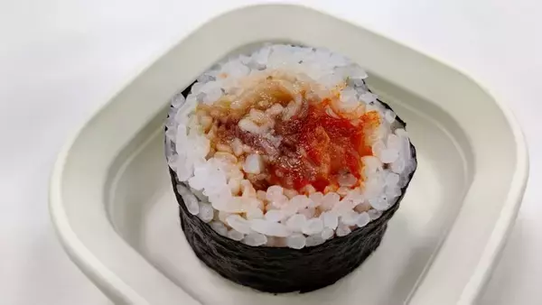 「牛肉がっつり！海鮮ぎっしり！ファミマの恵方巻2023、予約困難な焼肉店「肉山」とのコラボ恵方巻と、贅沢食材が詰まった「贅沢海鮮恵方巻」試食会開催」の画像