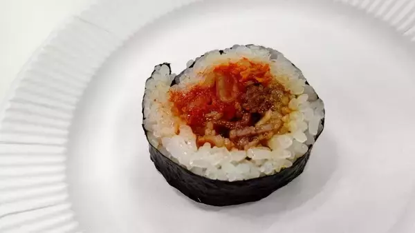 「牛肉がっつり！海鮮ぎっしり！ファミマの恵方巻2023、予約困難な焼肉店「肉山」とのコラボ恵方巻と、贅沢食材が詰まった「贅沢海鮮恵方巻」試食会開催」の画像