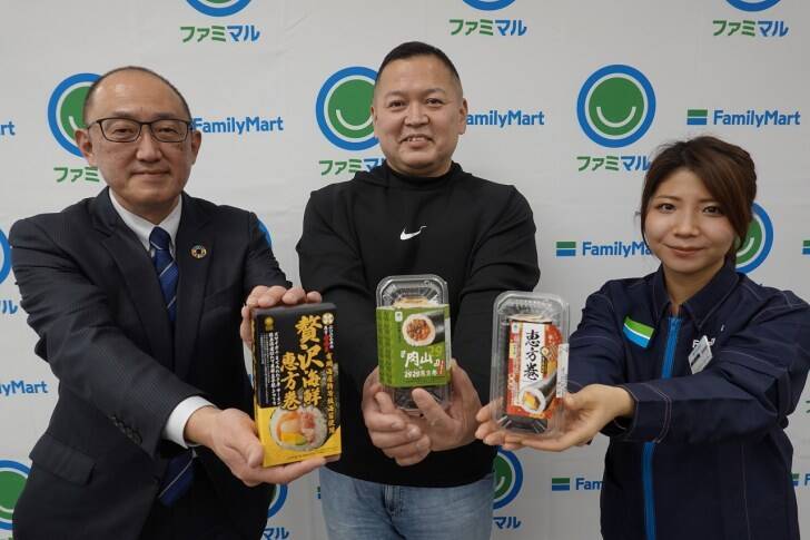 牛肉がっつり！海鮮ぎっしり！ファミマの恵方巻2023、予約困難な焼肉店「肉山」とのコラボ恵方巻と、贅沢食材が詰まった「贅沢海鮮恵方巻」試食会開催