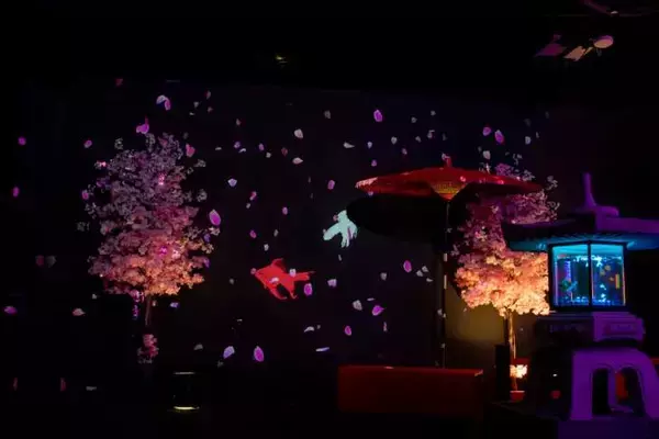 「アートアクアリウム美術館 GINZA、金魚と桜が織りなす春景色を楽しめる「めっちゃ桜2026」が開催スタート！」の画像