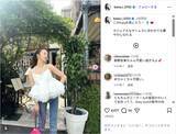 「板野友美、白キャミ姿の肌見せコーデ公開！「めっちゃ可愛い」「スタイル抜群で美脚」」の画像1