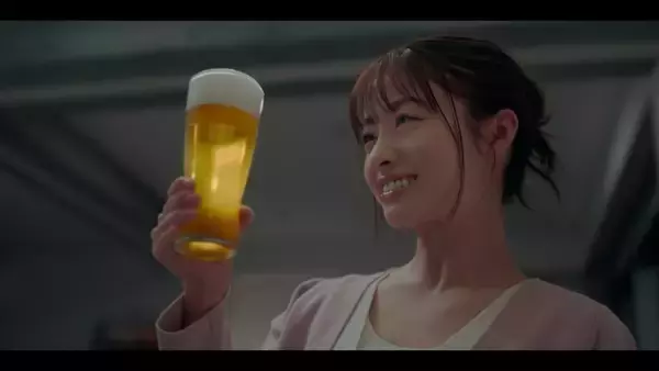 「橋本環奈 大好きなビールのCMに初出演！グビッと爽快な飲みっぷりを披露」の画像