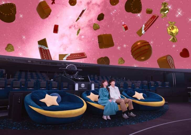コニカミノルタプラネタリウム、ピンク色の星空にチョコレートが浮かぶ「バレンタインウェルカムドーム」2026年1月16日より開催！