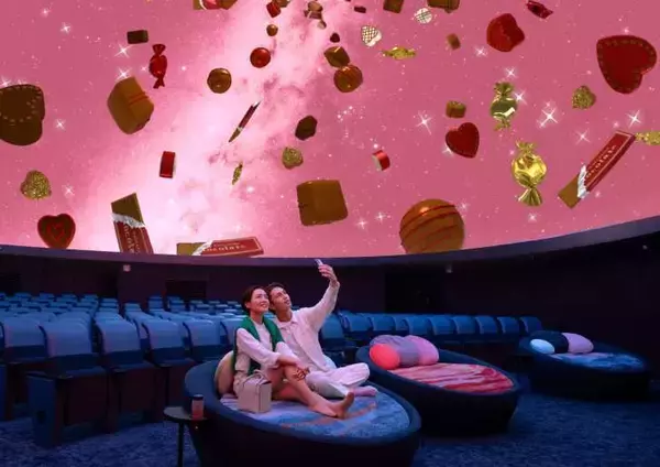 「コニカミノルタプラネタリウム、ピンク色の星空にチョコレートが浮かぶ「バレンタインウェルカムドーム」2026年1月16日より開催！」の画像