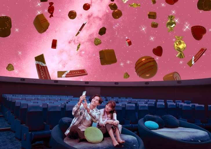 コニカミノルタプラネタリウム、ピンク色の星空にチョコレートが浮かぶ「バレンタインウェルカムドーム」2026年1月16日より開催！