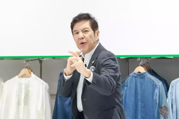 「ロッチ・コカドが刺し子体験！関根勤に世界でひとつのジャケットをプレゼント」の画像