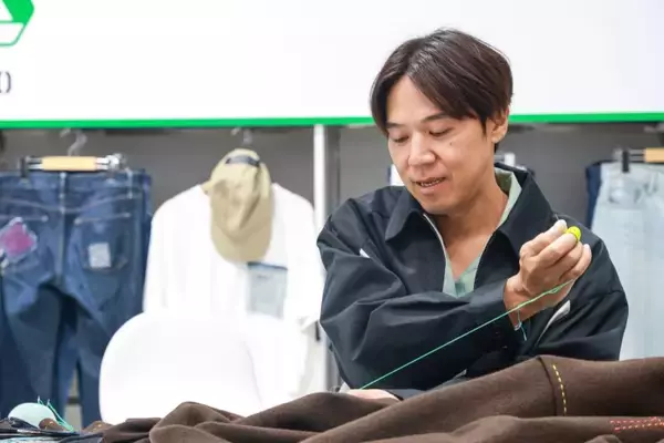 「ロッチ・コカドが刺し子体験！関根勤に世界でひとつのジャケットをプレゼント」の画像