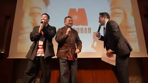 「新入社員52名の門出を祝福！マルハン東日本入社式にチョコプラがサプライズ出演」の画像