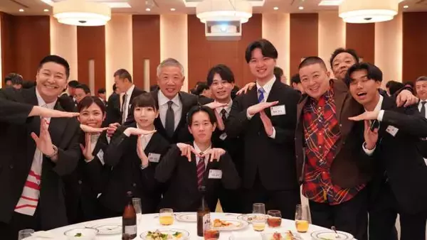「新入社員52名の門出を祝福！マルハン東日本入社式にチョコプラがサプライズ出演」の画像