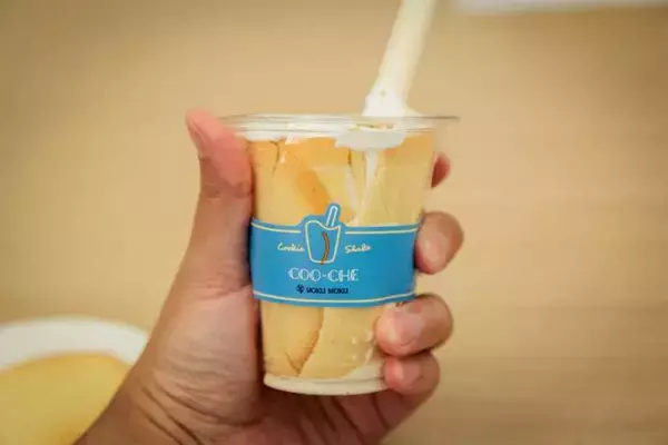 「まるで飲む『シガール』！？ヨックモックの新感覚デザート『クーシェ』が東京駅に登場──手巻きシガール実演の試食会をレポート」の画像