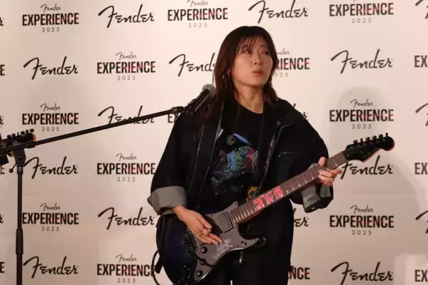 「Fenderがゴジラの咆哮を再現するコラボギターを発表！ヒコロヒー＆マーティが生演奏披露」の画像
