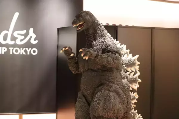「Fenderがゴジラの咆哮を再現するコラボギターを発表！ヒコロヒー＆マーティが生演奏披露」の画像