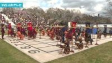 駒武者が盤上で躍動「人間将棋」満開のサクラとともに