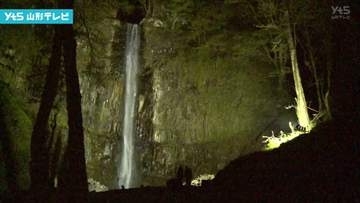 県内随一の直瀑「玉簾の滝」ライトアップ