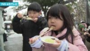 正月前に神社で餅振る舞い