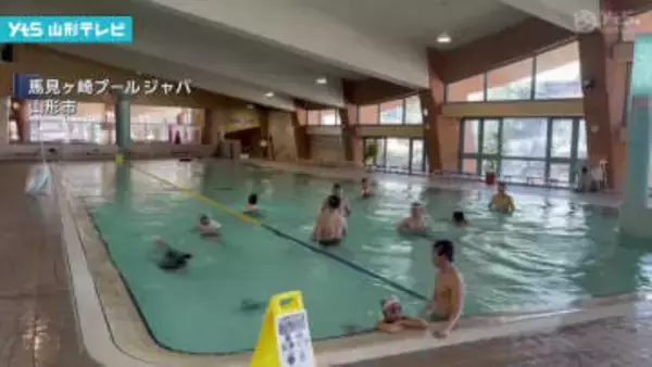 屋内プール　思い思いに　初泳ぎ！