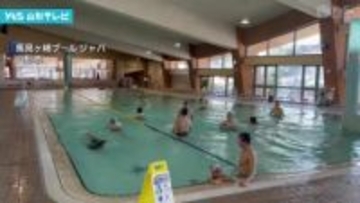 屋内プール　思い思いに　初泳ぎ！