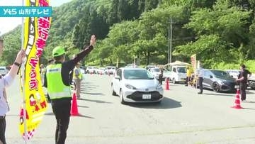 国道48号で安全運転を呼び掛ける啓発活動
