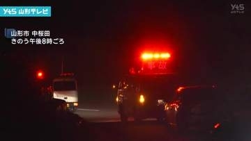 乗用車が標識などに衝突して出火 2人が重軽傷 「飛び出してきた動物を避けるため急ハンドルを切った」