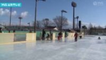 鶴岡市でスケート場オープン　初滑り楽しむ