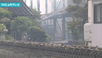 遊佐で倉庫兼車庫  全焼　中には農機具