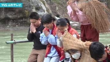 願いを託し…流し雛　旧暦のひな祭りに合わせて