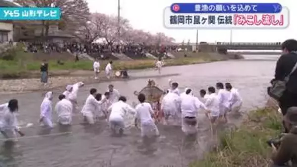 豊漁の願いを込めて 鶴岡市鼠ヶ関 伝統のみこし流し
