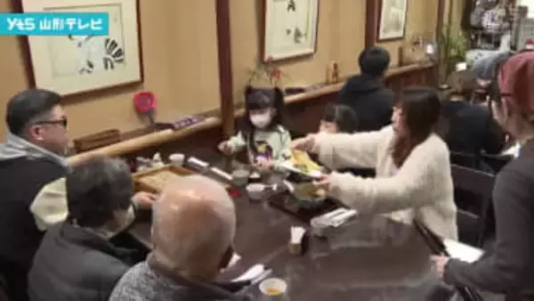 年越しそば求めにぎわう