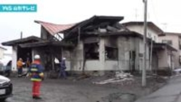 山形市沼木で住宅火災が発生し1棟全焼、隣接する住宅にも延焼し76歳男性が搬送