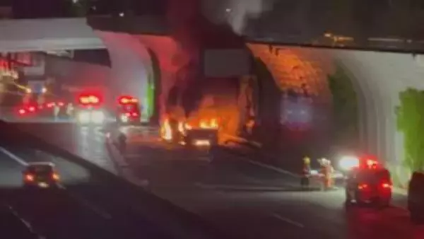 【映像】転倒したバイクにバスが突っ込む事故でバスが炎上　運転手と乗客は全員避難して無事　第二京阪