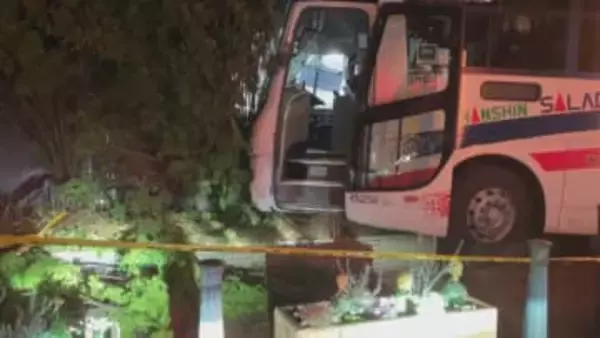 「大型バスが歩道に乗り上げ…」関西空港のリムジンバスが建物に衝突　乗客ら９人ケガ　神戸・中央区