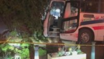 「大型バスが歩道に乗り上げ…」関西空港のリムジンバスが建物に衝突　乗客ら９人ケガ　神戸・中央区