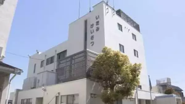 “カメラ付き眼鏡”で26歳女性の胸元を執拗に撮影か　中学校教諭の男を逮捕「20年くらい盗撮している」