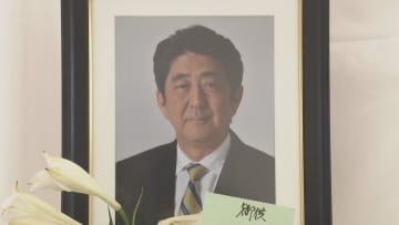 安倍元首相銃撃事件から3年　朝から多くの人が献花に訪れる 　山上徹也被告・初公判は10月28日