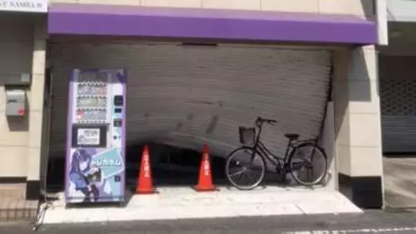【速報】カード販売店に車突っ込む　トレーディングカード窃盗か　防犯カメラに店内に押し入り物色する2人の姿　大阪市浪速区