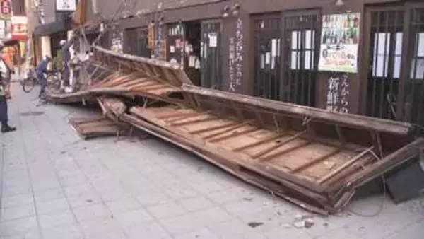 「【速報】JR福島駅前でビルの壁から幅約15mの飲食店の看板が歩道に落下　ケガ人なし　大阪市福島区」の画像