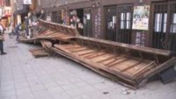 【速報】JR福島駅前でビルの壁から幅約15mの飲食店の看板が歩道に落下　ケガ人なし　大阪市福島区