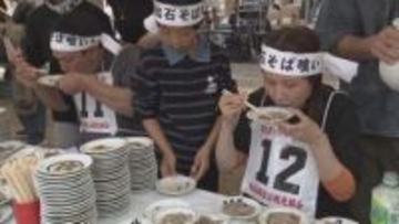 「出石そば喰い大会」親子チームでも競う