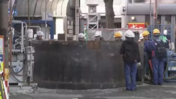 【速報】梅田の地中から「管」一夜明け残り1.6メートルまで沈下…新御堂筋の通行止め「継続」大阪市会見　現場では復旧作業続く「あと数日かかる見込み」12日は地盤固める薬液注入