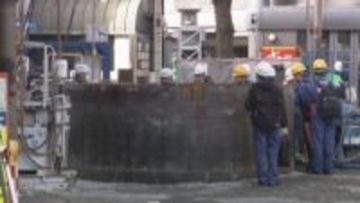 【速報】梅田の地中から「管」一夜明け残り1.6メートルまで沈下…新御堂筋の通行止め「継続」大阪市会見　現場では復旧作業続く「あと数日かかる見込み」12日は地盤固める薬液注入