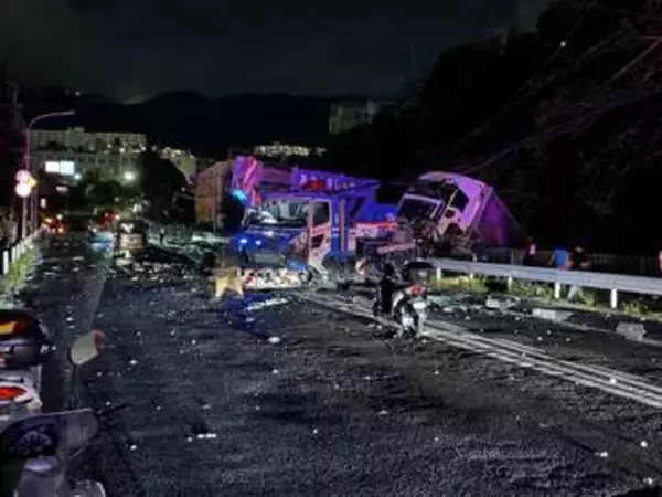【速報】トラックけん引中のレッカー車が電柱と衝突　付近では停電も　神戸市灘区