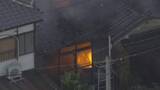 「住宅2棟が全焼する火事、隣接する寺の一部も焼ける　消防隊員1人がケガ　大阪・東大阪市の住宅街」の画像1