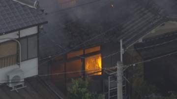 住人が外出中に出火か　住宅2棟が全焼し消防隊員がケガ　大阪・東大阪市の住宅街