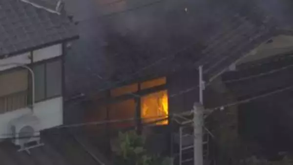住宅2棟が全焼する火事、隣接する寺の一部も焼ける　消防隊員1人がケガ　大阪・東大阪市の住宅街