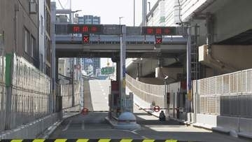 ビルの外壁が崩れ、閉鎖が続いていた阪神高速・高麗橋の入口　約22時間ぶりに閉鎖解除