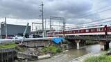 「川沿いの歩道で約20メートルの土砂崩れ　大雨の影響か？歩道の一部が通行止め　奈良・大和高田市」の画像1