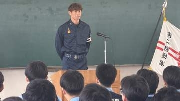 【激励】「苦しいときに思い出して」サッカー元日本代表GK・東口選手が大阪府警第二機動隊の「一日機動隊長」に就任