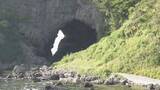 「洞穴の上部から落下した石がぶつかる　家族で海水浴に来ていた女性が死亡　兵庫・豊岡市「淀の洞門」」の画像1